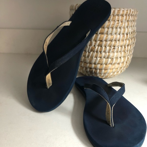navy blue flip flop sandals